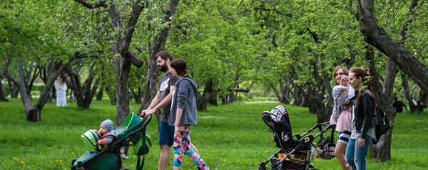 Горожане отдыхают в яблоневом саду в московском музее-заповеднике Коломенское Горожане отдыхают в яблоневом саду в московском музее-заповеднике Коломенское - Sputnik Южная Осетия