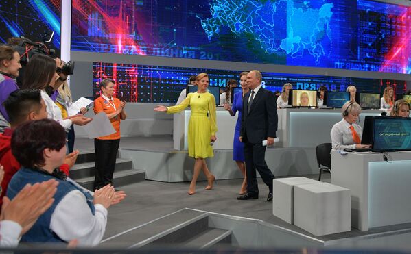 Президент РФ Владимир Путин перед началом ежегодной специальной программы Прямая линия с Владимиром Путиным - Sputnik Южная Осетия