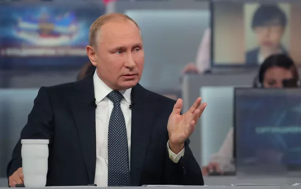 Президент РФ Владимир Путин отвечает на вопросы россиян во время ежегодной специальной программы Прямая линия с Владимиром Путиным Президент РФ Владимир Путин отвечает на вопросы россиян во время ежегодной специальной программы Прямая линия с Владимиром Путиным - Sputnik Южная Осетия