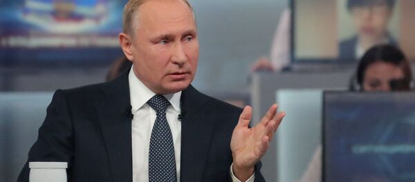 Президент РФ Владимир Путин отвечает на вопросы россиян во время ежегодной специальной программы Прямая линия с Владимиром Путиным Президент РФ Владимир Путин отвечает на вопросы россиян во время ежегодной специальной программы Прямая линия с Владимиром Путиным - Sputnik Южная Осетия