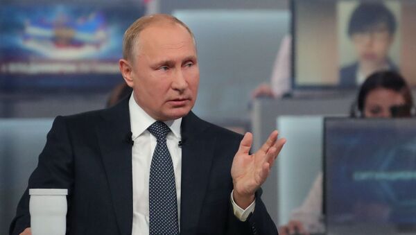 Президент РФ Владимир Путин отвечает на вопросы россиян во время ежегодной специальной программы Прямая линия с Владимиром Путиным - Sputnik Южная Осетия