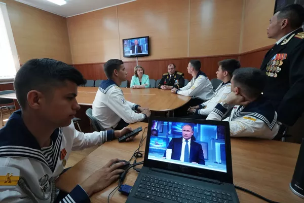 Курсанты и преподаватели Кадетского морского корпуса имени Андрея Первозванного в Калининграде смотрят трансляцию прямой линии с президентом России Владимиром Путиным Курсанты и преподаватели Кадетского морского корпуса имени Андрея Первозванного в Калининграде смотрят трансляцию прямой линии с президентом России Владимиром Путиным - Sputnik Южная Осетия