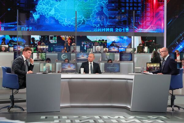 Президент РФ Владимир Путин отвечает на вопросы россиян во время ежегодной специальной программы Прямая линия с Владимиром Путиным - Sputnik Южная Осетия