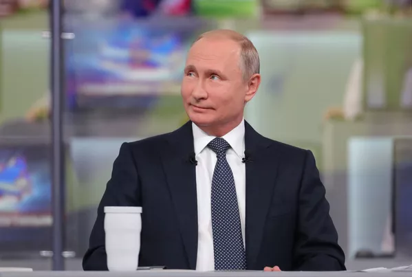 Президент РФ Владимир Путин отвечает на вопросы россиян во время ежегодной специальной программы Прямая линия с Владимиром Путиным Президент РФ Владимир Путин отвечает на вопросы россиян во время ежегодной специальной программы Прямая линия с Владимиром Путиным - Sputnik Южная Осетия