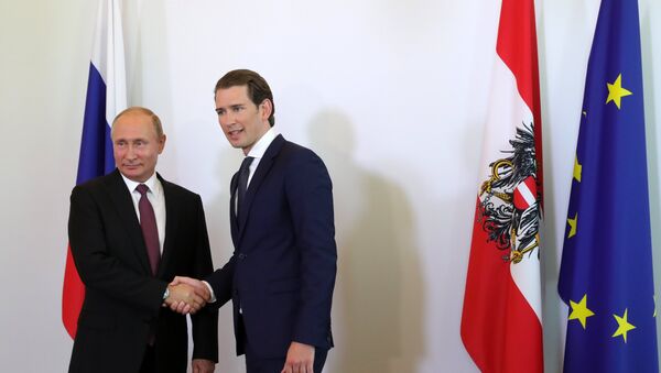 Президент РФ Владимир Путин и Федеральный канцлер Австрии Себастьян Курц (справа) - Sputnik Южная Осетия