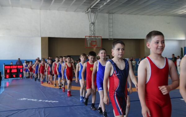 Около 150 юных борцов приняли участие в турнире памяти Бесика Кудухова - Sputnik Южная Осетия