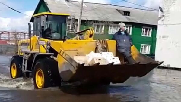 Хочешь такси - получай трактор: как в Якутии разъезжают на ковше - видео - Sputnik Южная Осетия