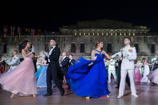 Участники V Большого благотворительного офицерского бала на Площади Михайловской береговой батареи в Севастополе - Sputnik Южная Осетия