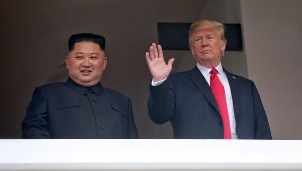 Президент США Дональд Трамп и лидер Северной Кореи Ким Чен Ын на встрече в Сингапуре в рамках саммита США - Северная Корея - Sputnik Южная Осетия