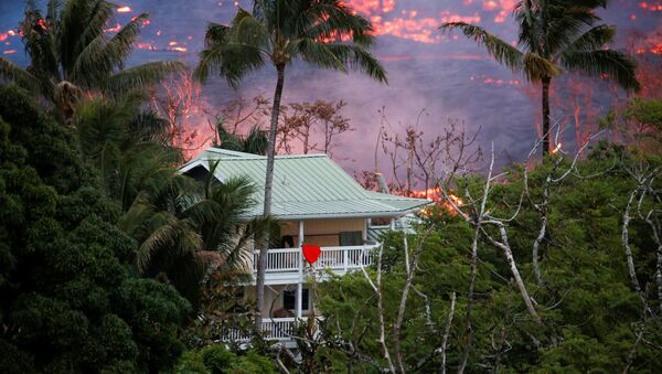 Лава возле дома на окраине Пахоа во время продолжающихся извержений вулкана Килауэа на Гавайях - Sputnik Южная Осетия
