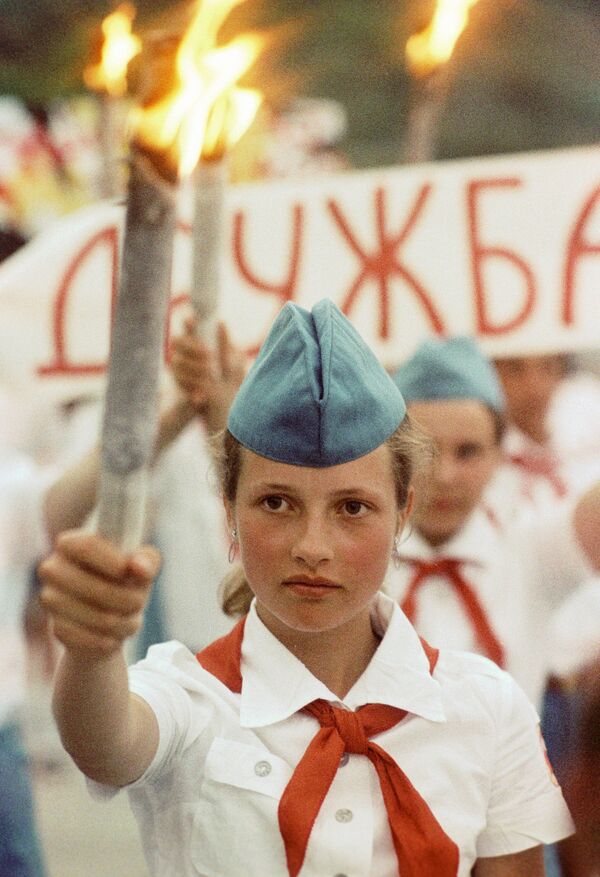 Московская школьница Юля Архипова держит факел на празднике в пионерском лагере Артек - Sputnik Южная Осетия