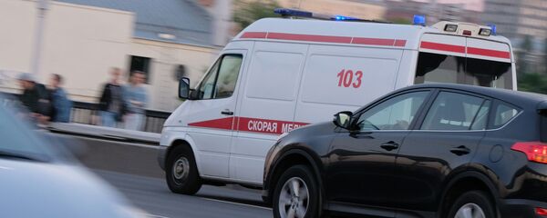 Автомобиль скорой помощи едет по дороге Автомобиль скорой помощи едет по дороге - Sputnik Южная Осетия