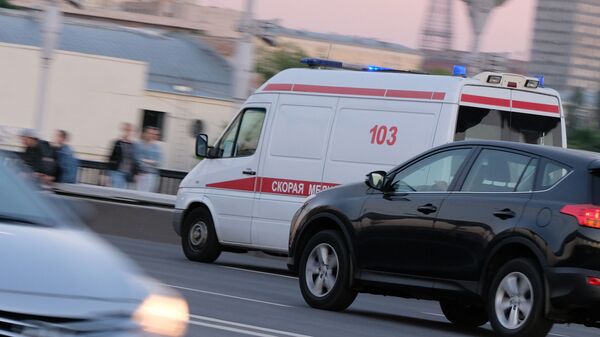 Автомобиль скорой помощи едет по дороге - Sputnik Южная Осетия