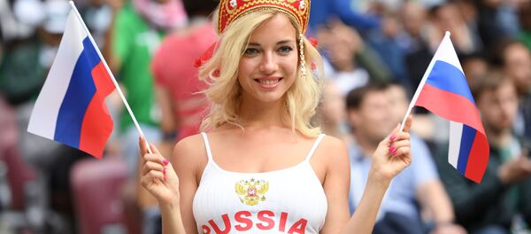 Болельщица сборной России перед матчем группового этапа чемпионата мира по футболу между сборными России и Саудовской Аравии Болельщица сборной России перед матчем группового этапа чемпионата мира по футболу между сборными России и Саудовской Аравии - Sputnik Южная Осетия