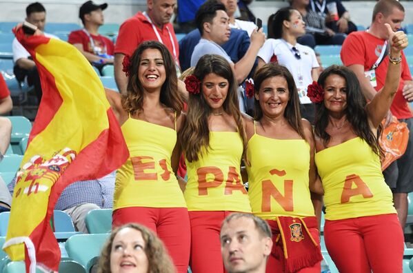 Болельщики сборной Испании перед началом матча группового этапа чемпионата мира по футболу между сборными Португалии и Испании - Sputnik Южная Осетия
