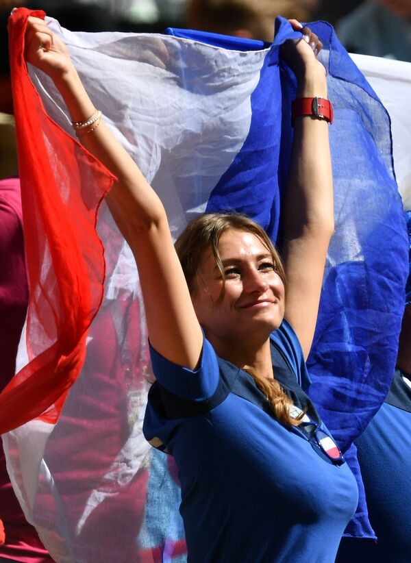 Болельщица сборной Франции во время матча группового этапа чемпионата мира по футболу между сборными Франции и Австралии - Sputnik Южная Осетия