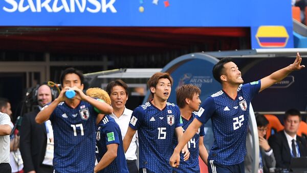 Игроки сборной Японии радуются забитому голу - Sputnik Южная Осетия