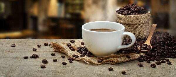 Чашка кофе с кофейными зернами Чашка кофе с кофейными зернами - Sputnik Южная Осетия