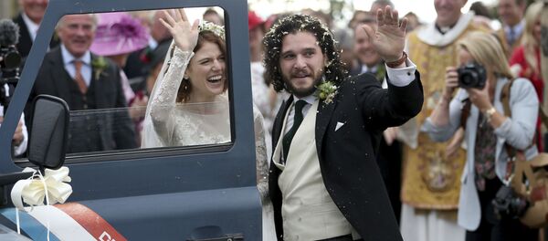 Звезды сериала Игра престолов Роуз Лесли и Кит Харингтон сыграли свадьбу Звезды сериала Игра престолов Роуз Лесли и Кит Харингтон сыграли свадьбу - Sputnik Южная Осетия