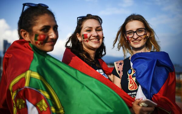 Болельщицы сборной Португалии перед матчем группового этапа чемпионата мира по футболу между сборными Португалии и Испании - Sputnik Южная Осетия