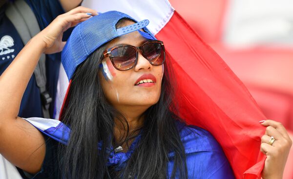 Болельщица перед началом матча группового этапа чемпионата мира по футболу между сборными Франции и Австралии - Sputnik Южная Осетия