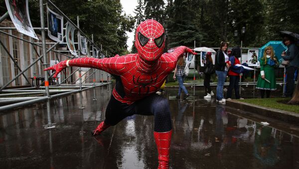 Участник в костюме героя комиксов Человека-паука на карнавале в честь 85-летия парка Горького - Sputnik Южная Осетия