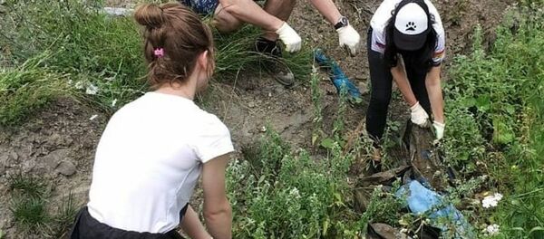 24 июня в КУРТАТИНСКОМ УЩЕЛЬЕ прошла очередная экологическая акция по очистке территории ущелья от бытового мусора 24 июня в КУРТАТИНСКОМ УЩЕЛЬЕ прошла очередная экологическая акция по очистке территории ущелья от бытового мусора - Sputnik Южная Осетия