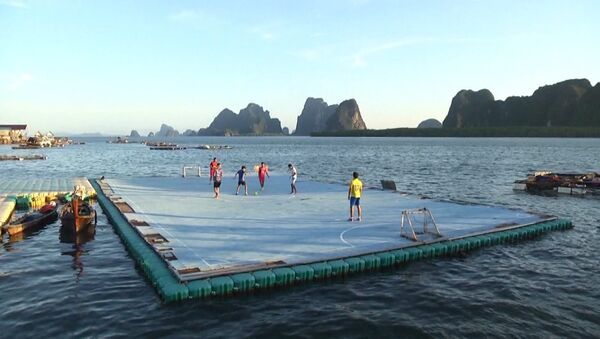 Как дети тайских рыбаков построили футбольное поле прямо на воде - Sputnik Южная Осетия