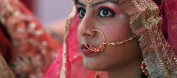 Невеста на церемонии массового бракосочетания в Нью-Дели Невеста на церемонии массового бракосочетания в Нью-Дели - Sputnik Южная Осетия