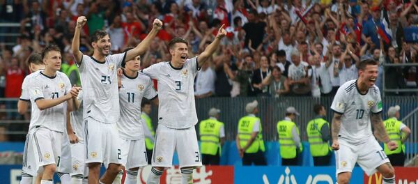 Игроки сборной России радуются забитому голу во время серии пенальти в матче 1/8 финала чемпионата мира по футболу между сборными Испании и России Игроки сборной России радуются забитому голу во время серии пенальти в матче 1/8 финала чемпионата мира по футболу между сборными Испании и России - Sputnik Южная Осетия