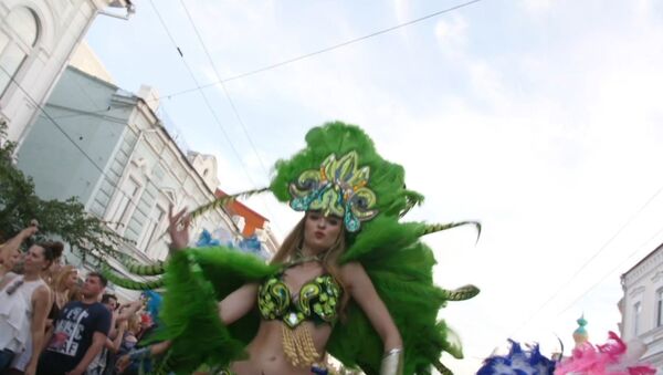 Ах, карнавал, карнавал: шествие, приуроченное к матчу Бразилия - Мексика, прошло в Самаре - Sputnik Южная Осетия
