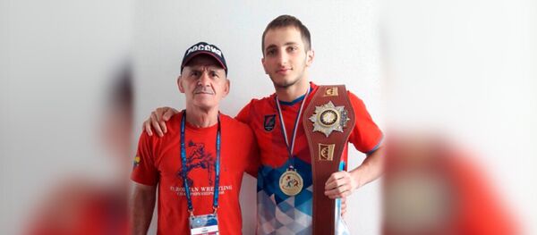 Дмитрий Елканов со своим тренером Валерием Тедеевым Дмитрий Елканов со своим тренером Валерием Тедеевым - Sputnik Южная Осетия
