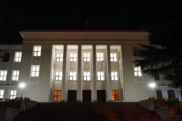 Здание Парламента в вечернем освещении. - Sputnik Южная Осетия