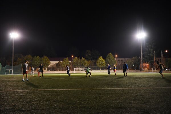 Вечерняя игра любителей футбола после работы - Sputnik Южная Осетия