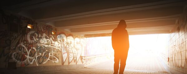Одинокая мужская фигура в подземном переходе - Sputnik Южная Осетия