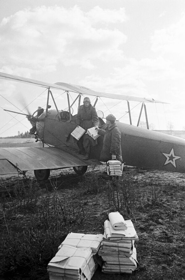 Летчики грузят в самолет газеты для воинов 2-го Белорусского фронта. - Sputnik Южная Осетия