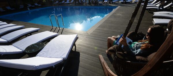 Девушка в кресле у бассейна на территории городского пляжа Порт на ВДНХ Девушка в кресле у бассейна на территории городского пляжа Порт на ВДНХ - Sputnik Южная Осетия