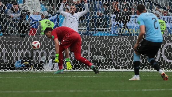 Вратарь Фернандо Муслера (Уругвай) пропускает мяч в свои ворота в матче 1/4 финала ЧМ - Sputnik Южная Осетия