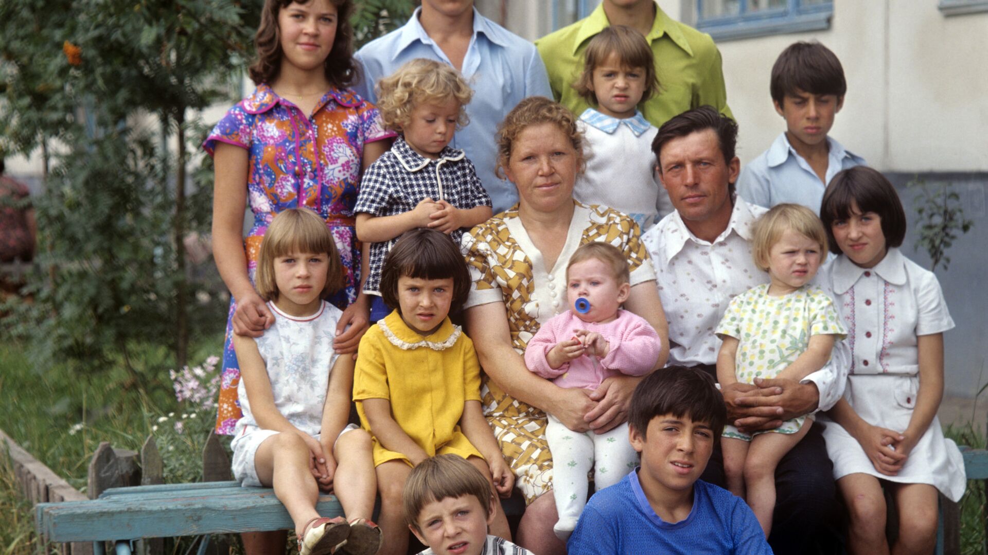 Многодетная мать Лидия Костина с мужем и детьми - Sputnik Южная Осетия, 1920, 16.08.2022