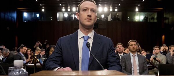Основатель и глава Facebook Марк Цукерберг на слушаниях в сенате США Основатель и глава Facebook Марк Цукерберг на слушаниях в сенате США - Sputnik Южная Осетия