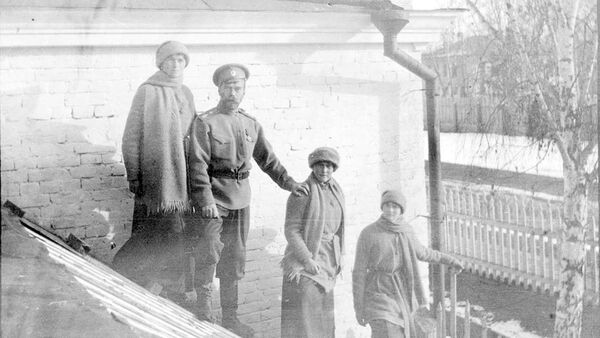 Николай Романов с дочерьми Ольгой, Анастасией и Татьяной в Тобольске зимой 1917 года - Sputnik Южная Осетия