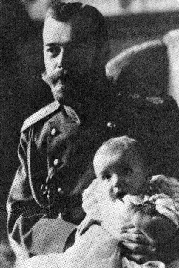 Император Николай II держит на руках цесаревича Алексея - Sputnik Южная Осетия
