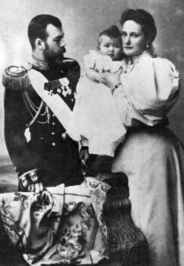 Император Николай II с женой Александрой Федоровной и дочерью Ольгой, 1896 год - Sputnik Южная Осетия