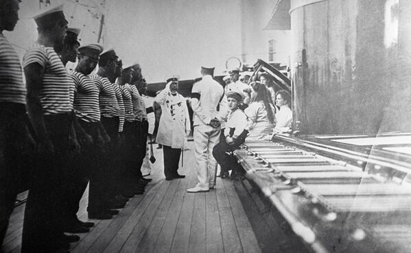 Капитан корабля и матросы приветствуют семью императора Николая II, 1911 год - Sputnik Южная Осетия