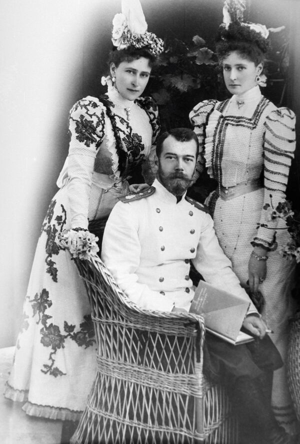 Император Николай II с невестой Александрой Федоровной и ее сестрой Елизаветой - Sputnik Южная Осетия