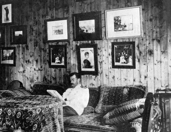 Император Николай II сидит на диване в своей комнате в охотничьем домике - Sputnik Южная Осетия