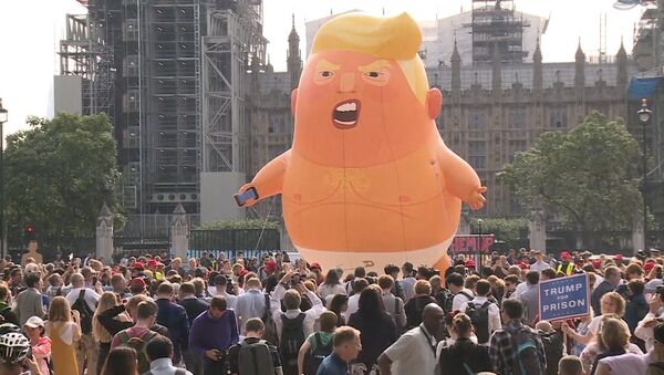 В Лондоне огромная надувная кукла Трампа приняла участие в акциях протеста - Sputnik Южная Осетия