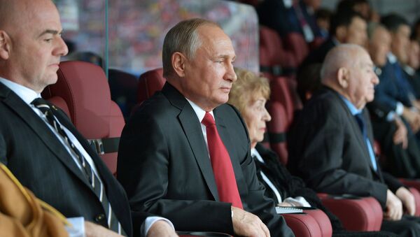 Президент РФ В. Путин и премьер-министр РФ Д. Медведев на церемонии открытия чемпионата мира по футболу - 2018 - Sputnik Южная Осетия