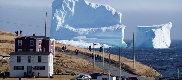 Гигантский айсберг у канадской деревни Ферриленд - Sputnik Южная Осетия