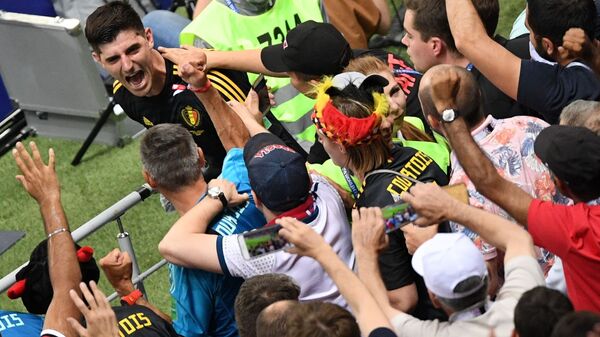 Болельщики поздравляют вратаря Тибо Куртуа с победой в матче 1/4 финала чемпионата мира по футболу между сборными Бразилии и Бельгии - Sputnik Южная Осетия